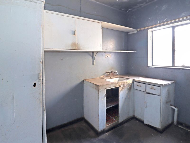 BLOCK OF FLATS FOR SALE IN DOORNFONTEIN GOOD FOR STUDENT ACCOMMODATION CLOSE TO UJ DOORNFONTEIN - Photo 8