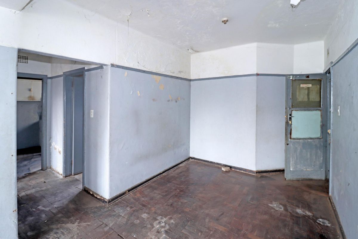 BLOCK OF FLATS FOR SALE IN DOORNFONTEIN GOOD FOR STUDENT ACCOMMODATION CLOSE TO UJ DOORNFONTEIN - Photo 2