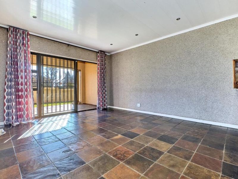 A secure home in a complex - Photo 7