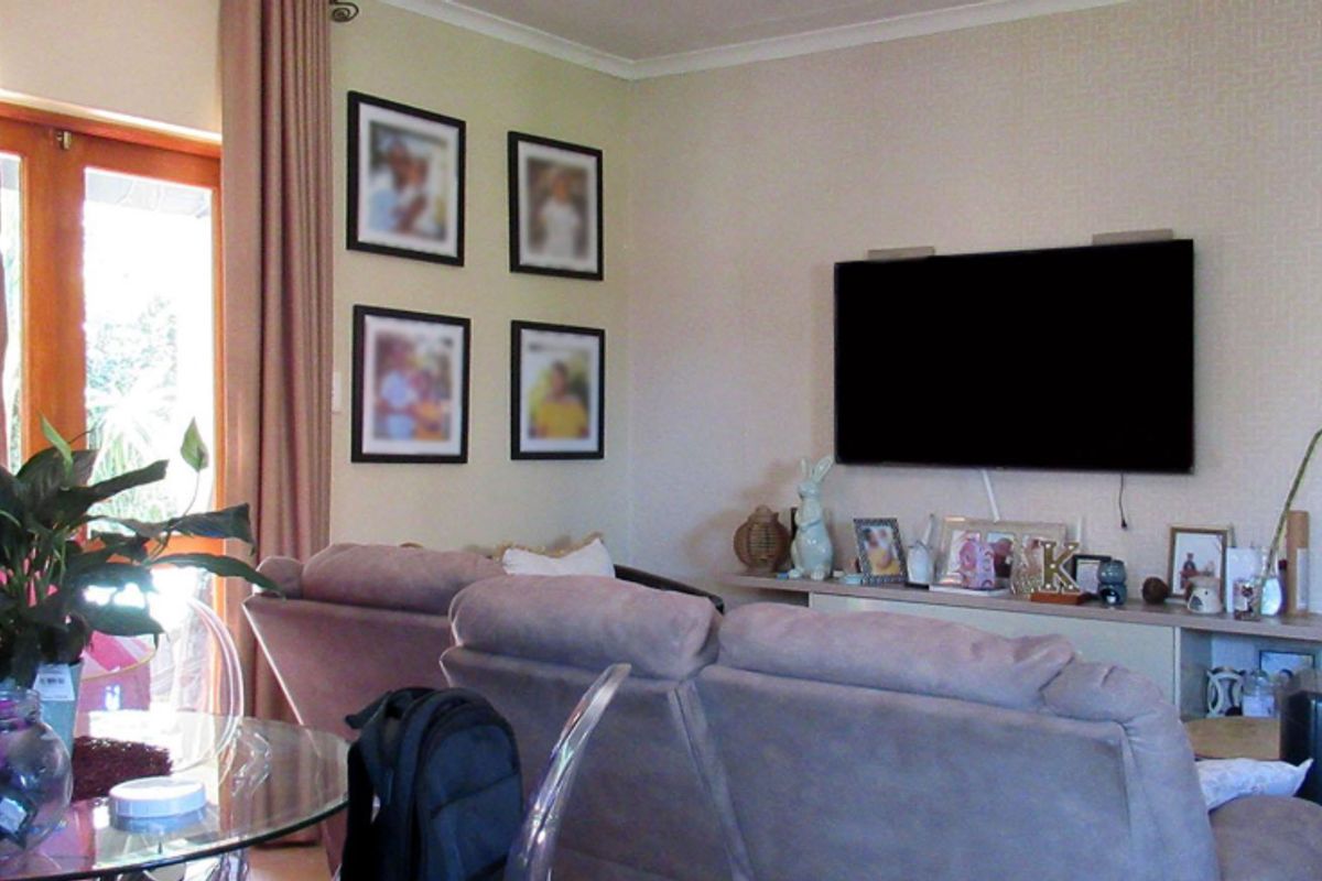 Charming 2-bedroom townhouse in Maroeladal, Randburg—perfect blend of comfort and convenience! - Photo 3