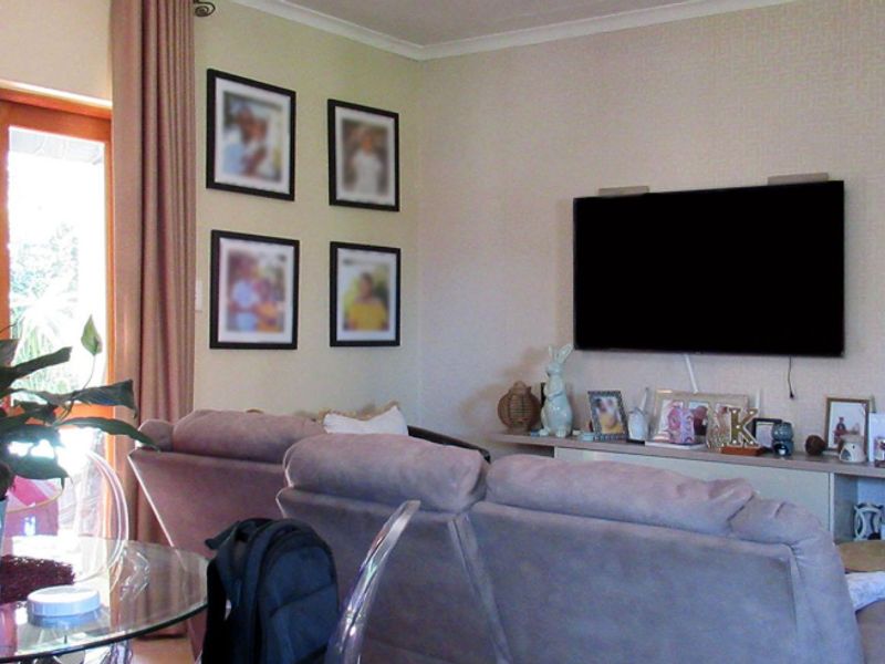 Charming 2-bedroom townhouse in Maroeladal, Randburg—perfect blend of comfort and convenience! - Photo 3