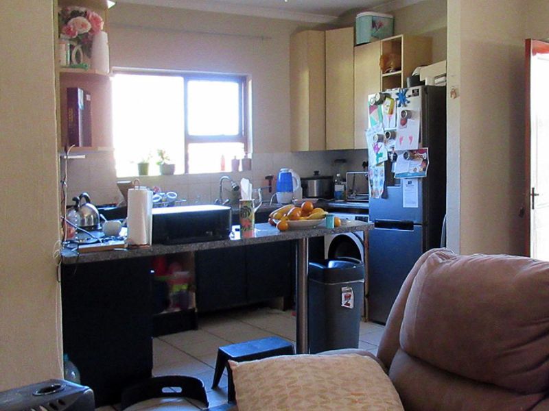 Charming 2-bedroom townhouse in Maroeladal, Randburg—perfect blend of comfort and convenience! - Photo 7