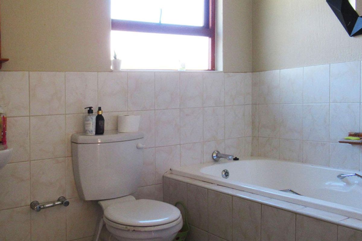 Charming 2-bedroom townhouse in Maroeladal, Randburg—perfect blend of comfort and convenience! - Photo 5