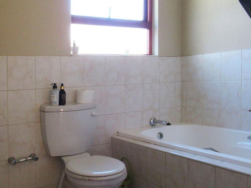 Charming 2-bedroom townhouse in Maroeladal, Randburg—perfect blend of comfort and convenience! - Photo 5