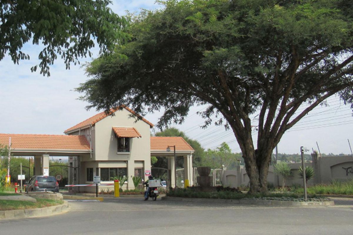 Charming 2-bedroom townhouse in Maroeladal, Randburg—perfect blend of comfort and convenience! - Photo 4