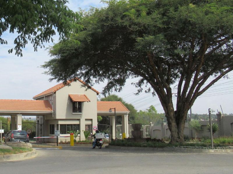 Charming 2-bedroom townhouse in Maroeladal, Randburg—perfect blend of comfort and convenience! - Photo 4