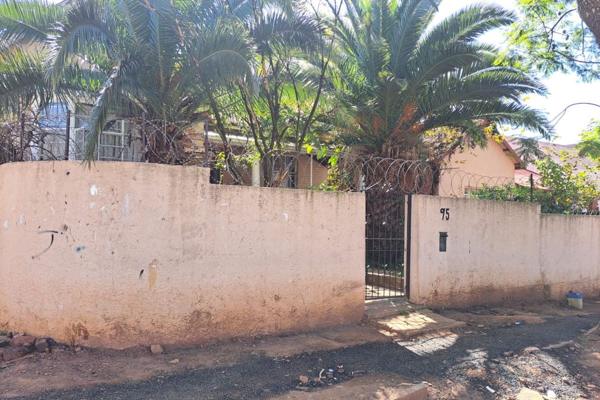 Main House with 3 generous bedrooms - 4 outside cottages - INVESTORS DREAM! - Photo 4