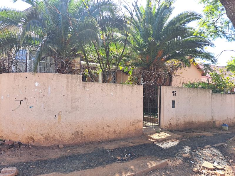 Main House with 3 generous bedrooms - 4 outside cottages - INVESTORS DREAM! - Photo 4