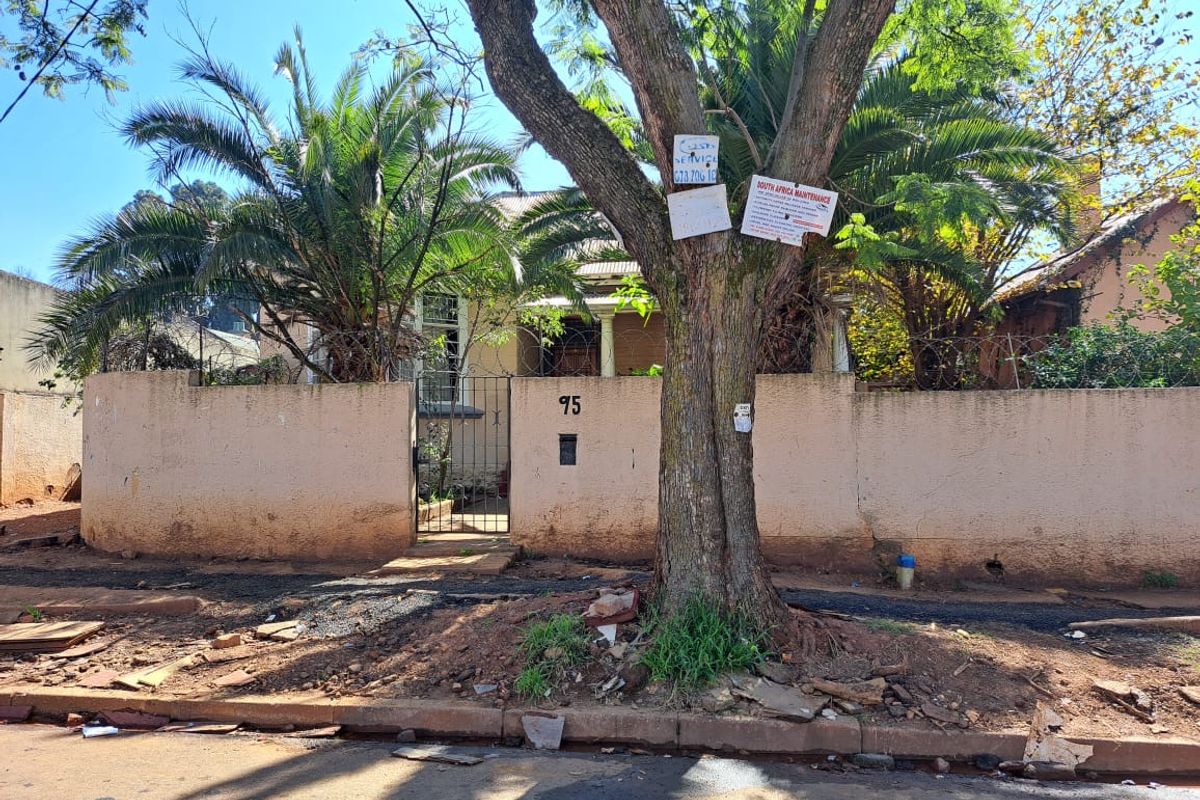 Main House with 3 generous bedrooms - 4 outside cottages - INVESTORS DREAM! - Photo 3