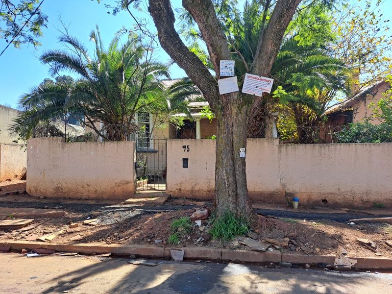 Main House with 3 generous bedrooms - 4 outside cottages - INVESTORS DREAM! - Photo 3