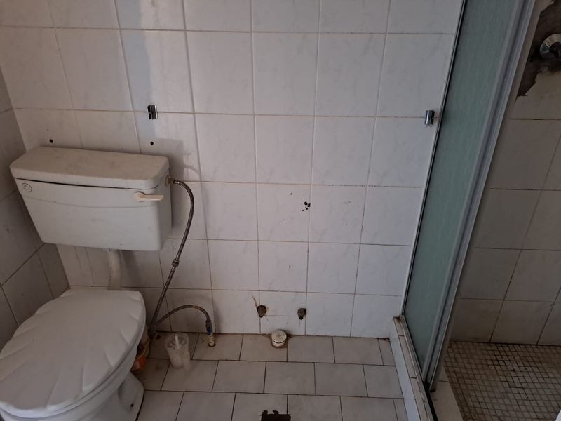 Main House with 3 generous bedrooms - 4 outside cottages - INVESTORS DREAM! - Photo 10