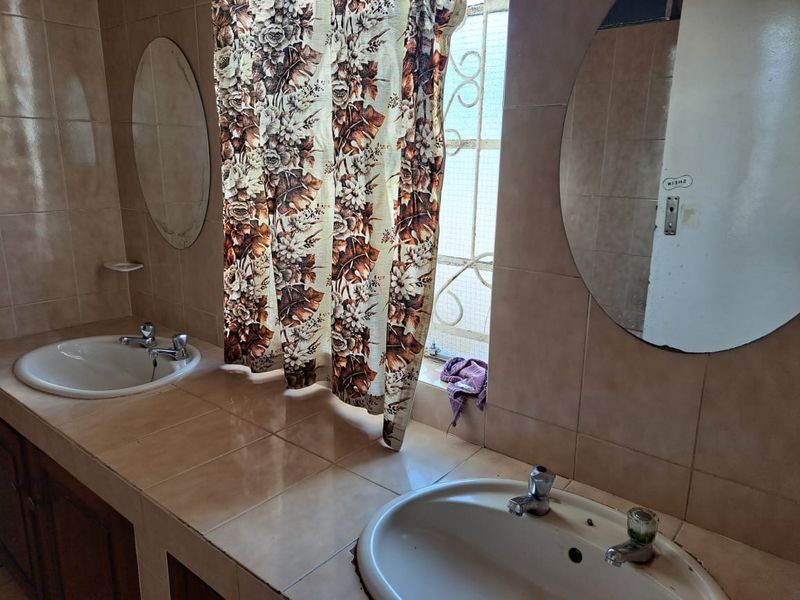 Main House with 3 generous bedrooms - 4 outside cottages - INVESTORS DREAM! - Photo 9