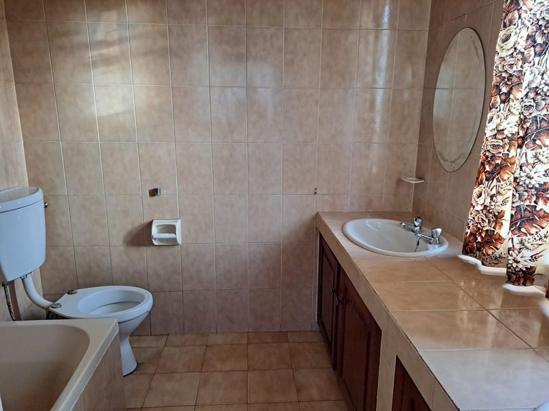 Main House with 3 generous bedrooms - 4 outside cottages - INVESTORS DREAM! - Photo 8