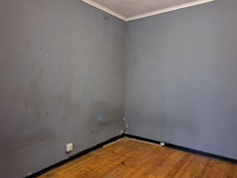 Main House with 3 generous bedrooms - 4 outside cottages - INVESTORS DREAM! - Photo 7