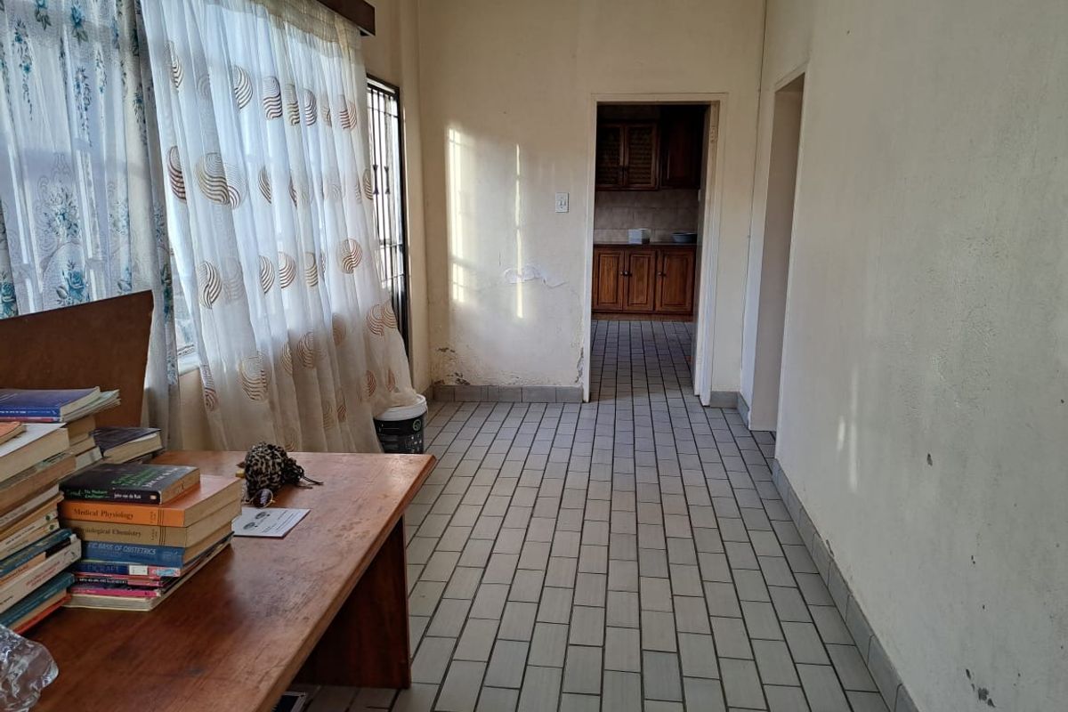 Main House with 3 generous bedrooms - 4 outside cottages - INVESTORS DREAM! - Photo 5