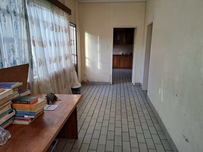 Main House with 3 generous bedrooms - 4 outside cottages - INVESTORS DREAM! - Photo 5