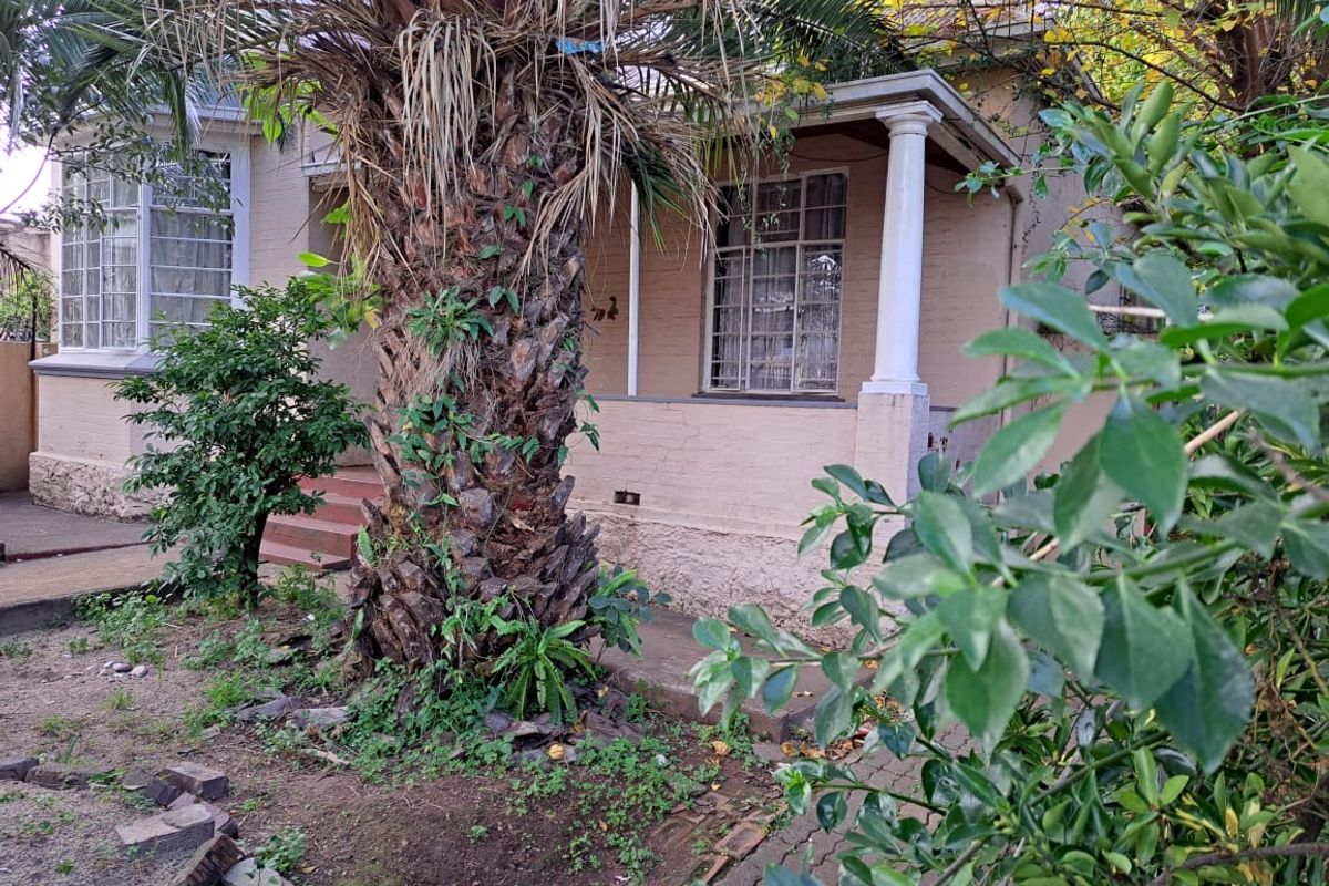 Main House with 3 generous bedrooms - 4 outside cottages - INVESTORS DREAM! - Photo 2