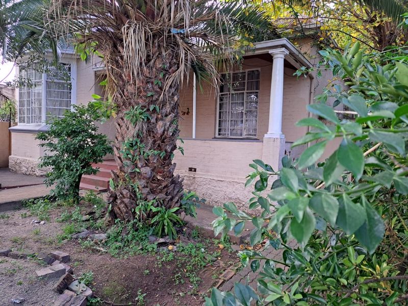 Main House with 3 generous bedrooms - 4 outside cottages - INVESTORS DREAM! - Photo 2