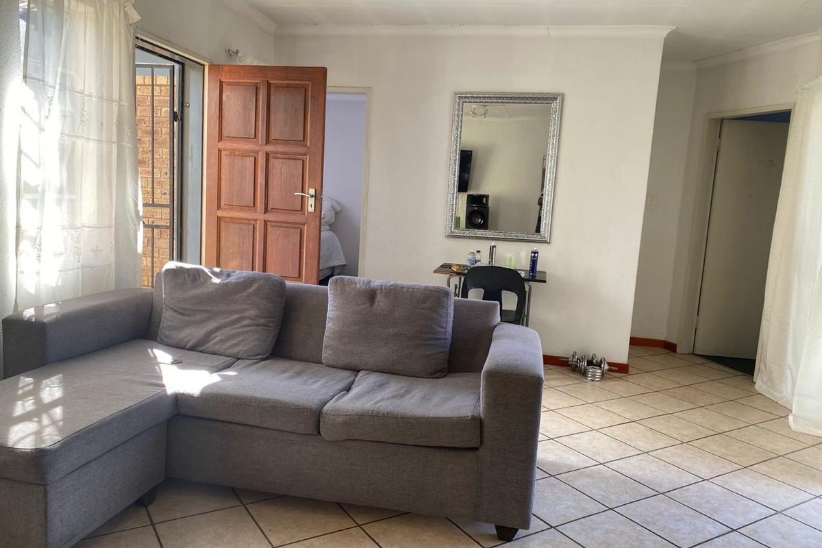 Elegant 2-Bedroom Townhouse for Sale! - Photo 2