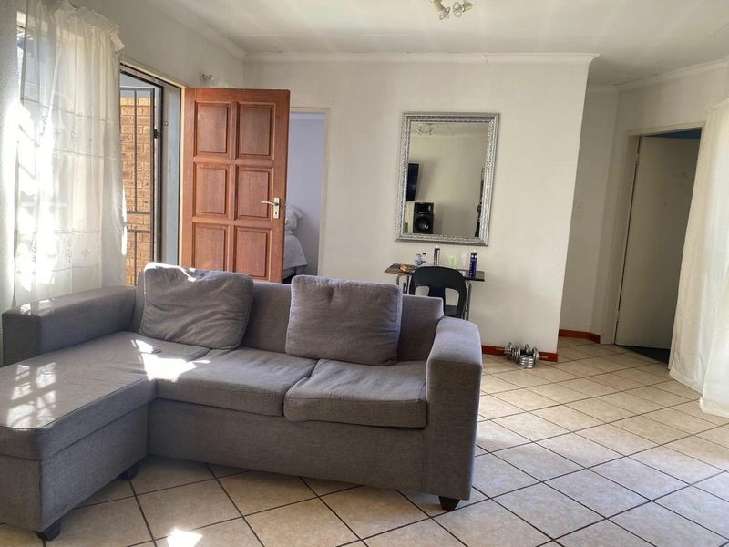 Elegant 2-Bedroom Townhouse for Sale! - Photo 2