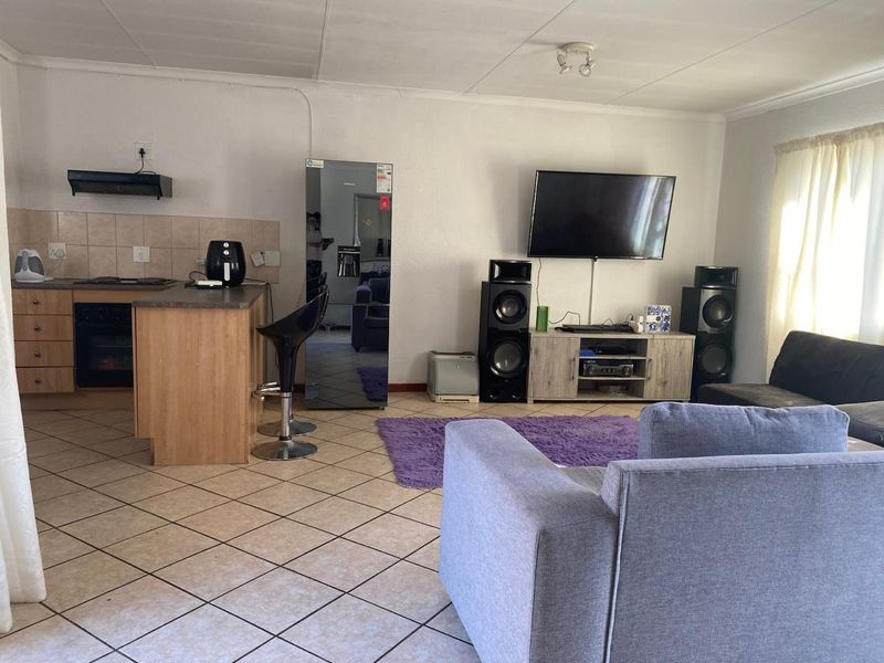 Elegant 2-Bedroom Townhouse for Sale! - Photo 3