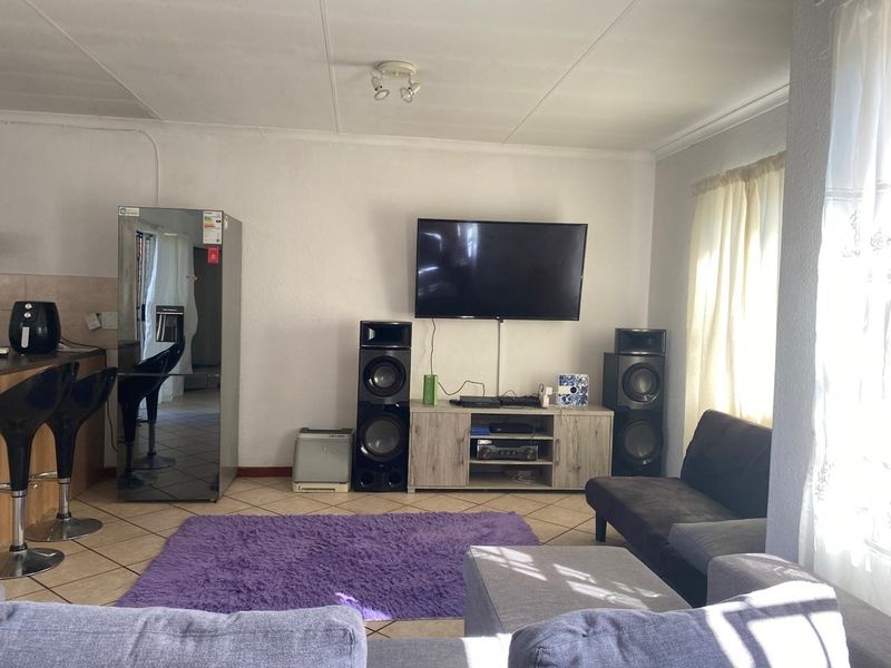 Elegant 2-Bedroom Townhouse for Sale! - Photo 4