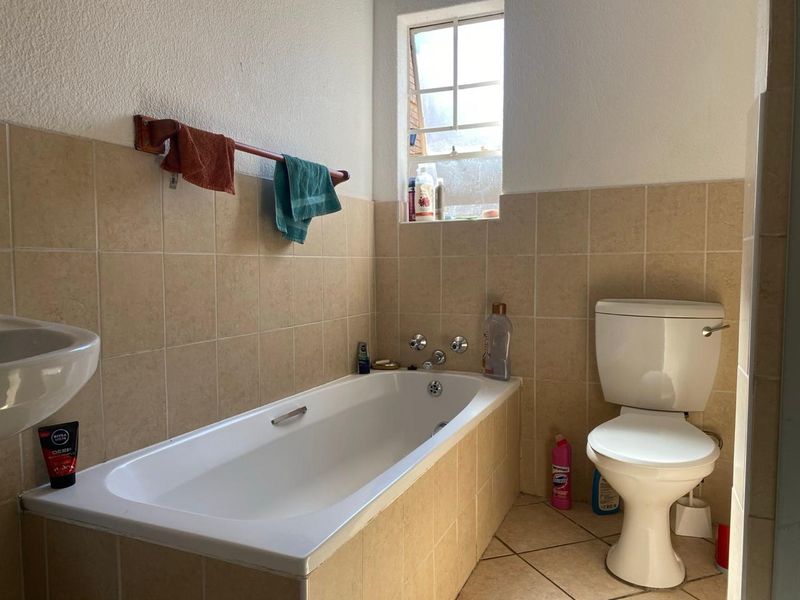 Elegant 2-Bedroom Townhouse for Sale! - Photo 9