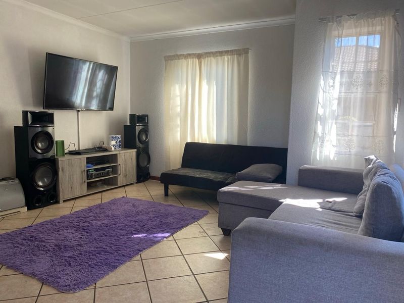 Elegant 2-Bedroom Townhouse for Sale! - Photo 5