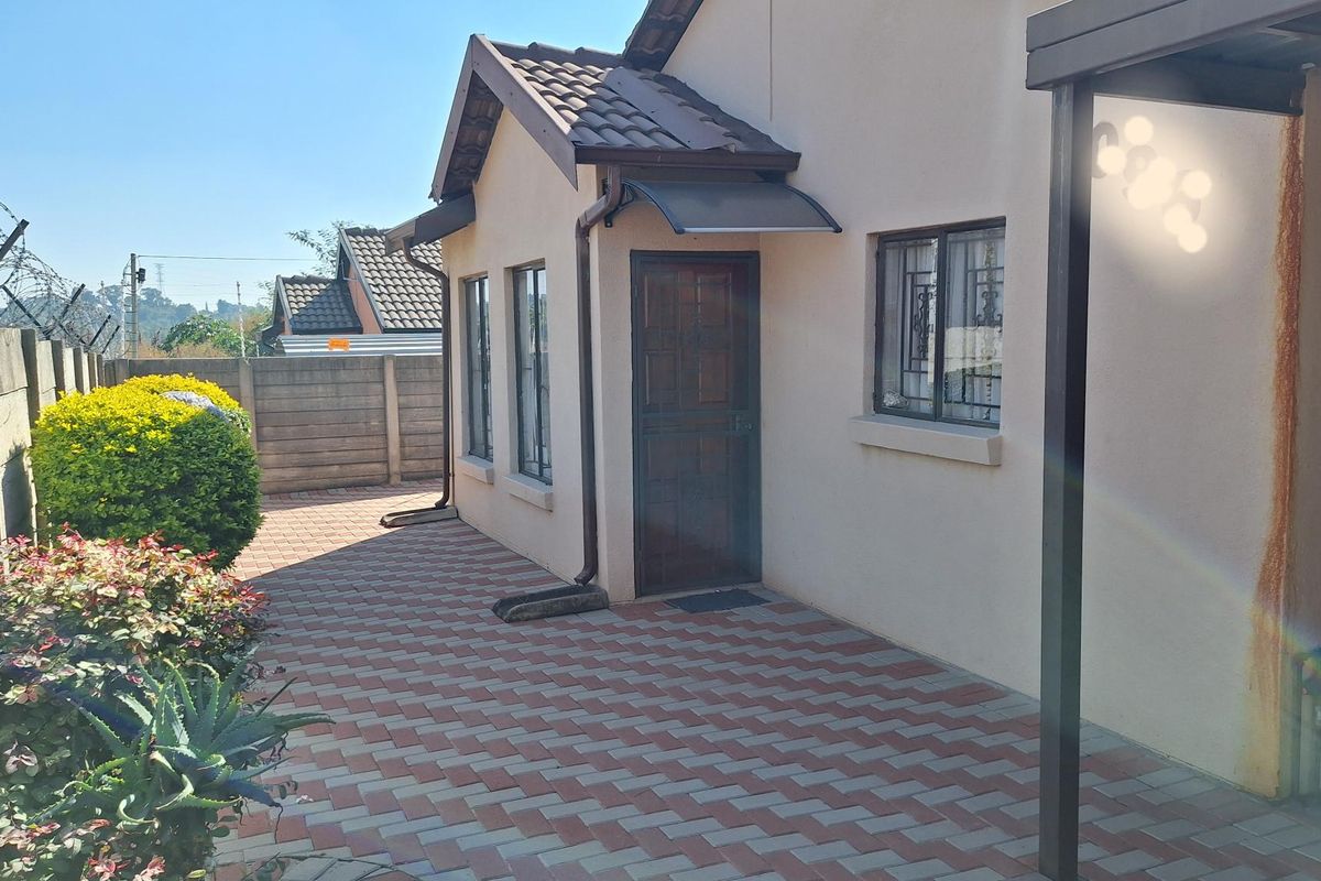 3 Bedroom House for Sale in Olievenhoutbosch - Photo 2