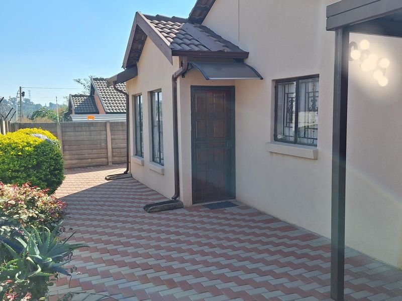 3 Bedroom House for Sale in Olievenhoutbosch - Photo 2
