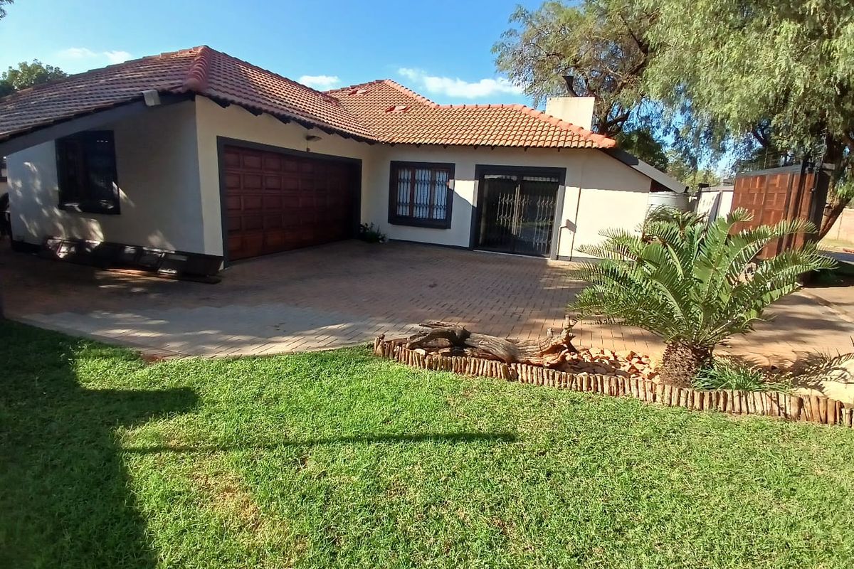 3 Bedroom house for sale in Akasia, Heatherview - Photo 2