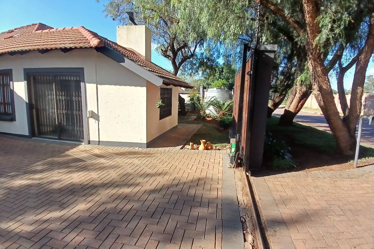 3 Bedroom house for sale in Akasia, Heatherview - Photo 5