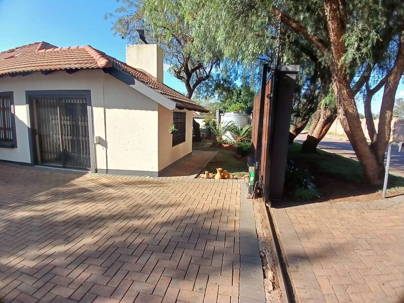 3 Bedroom house for sale in Akasia, Heatherview - Photo 5