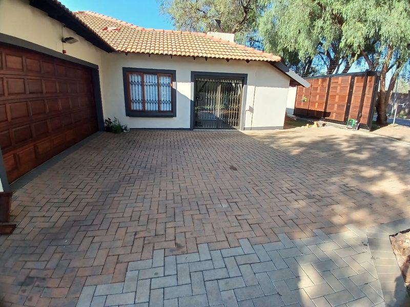 3 Bedroom house for sale in Akasia, Heatherview - Photo 6