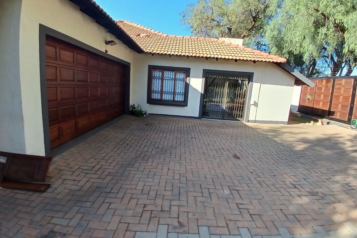 3 Bedroom house for sale in Akasia, Heatherview - Photo 4