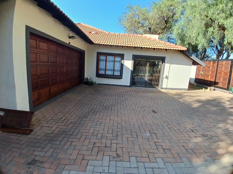 3 Bedroom house for sale in Akasia, Heatherview - Photo 4