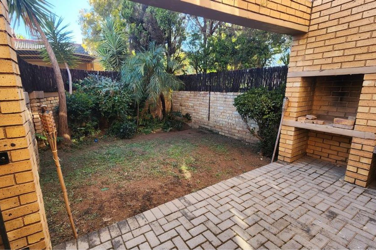 Discover peaceful living in this charming 1-bedroom loft duplex. - Photo 2