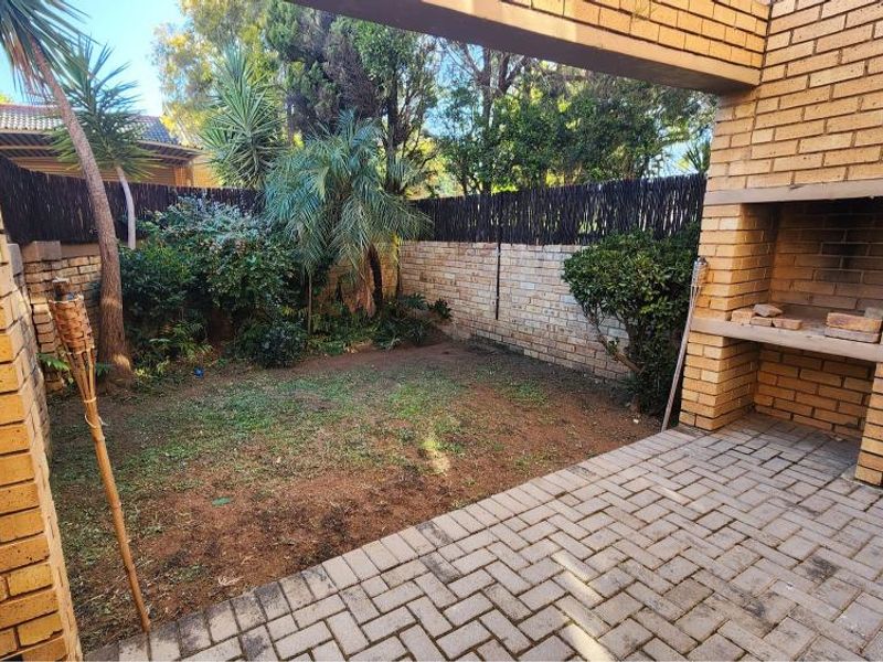 Discover peaceful living in this charming 1-bedroom loft duplex. - Photo 2