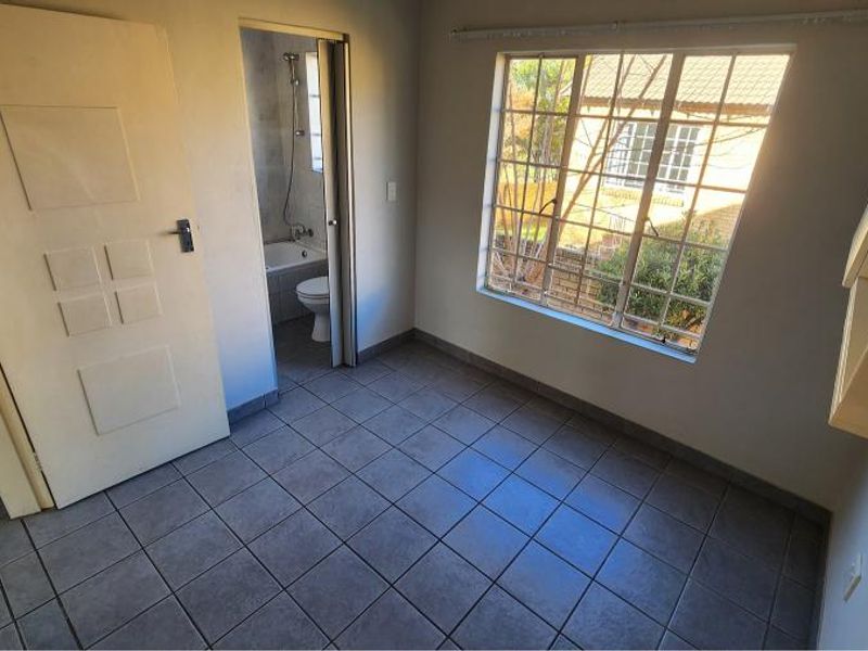 Discover peaceful living in this charming 1-bedroom loft duplex. - Photo 8