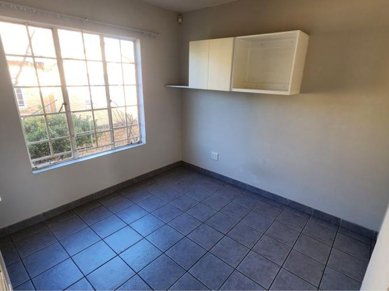 Discover peaceful living in this charming 1-bedroom loft duplex. - Photo 7