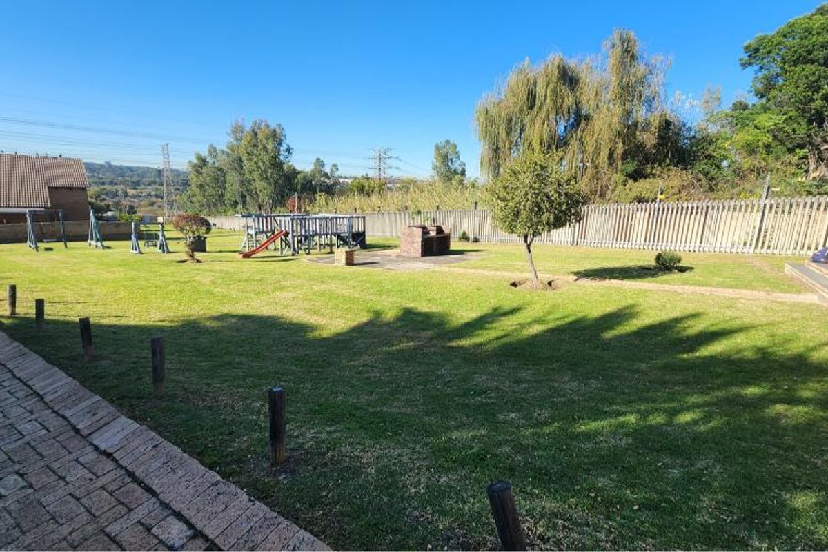 Discover peaceful living in this charming 1-bedroom loft duplex. - Photo 3