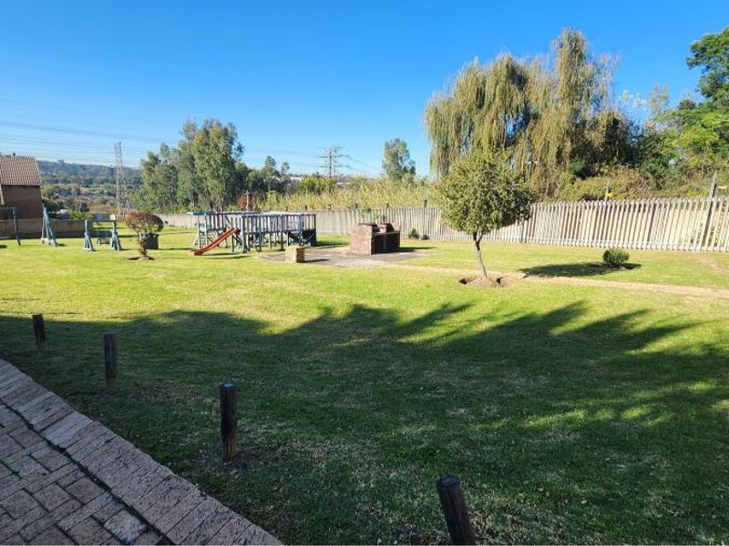 Discover peaceful living in this charming 1-bedroom loft duplex. - Photo 3