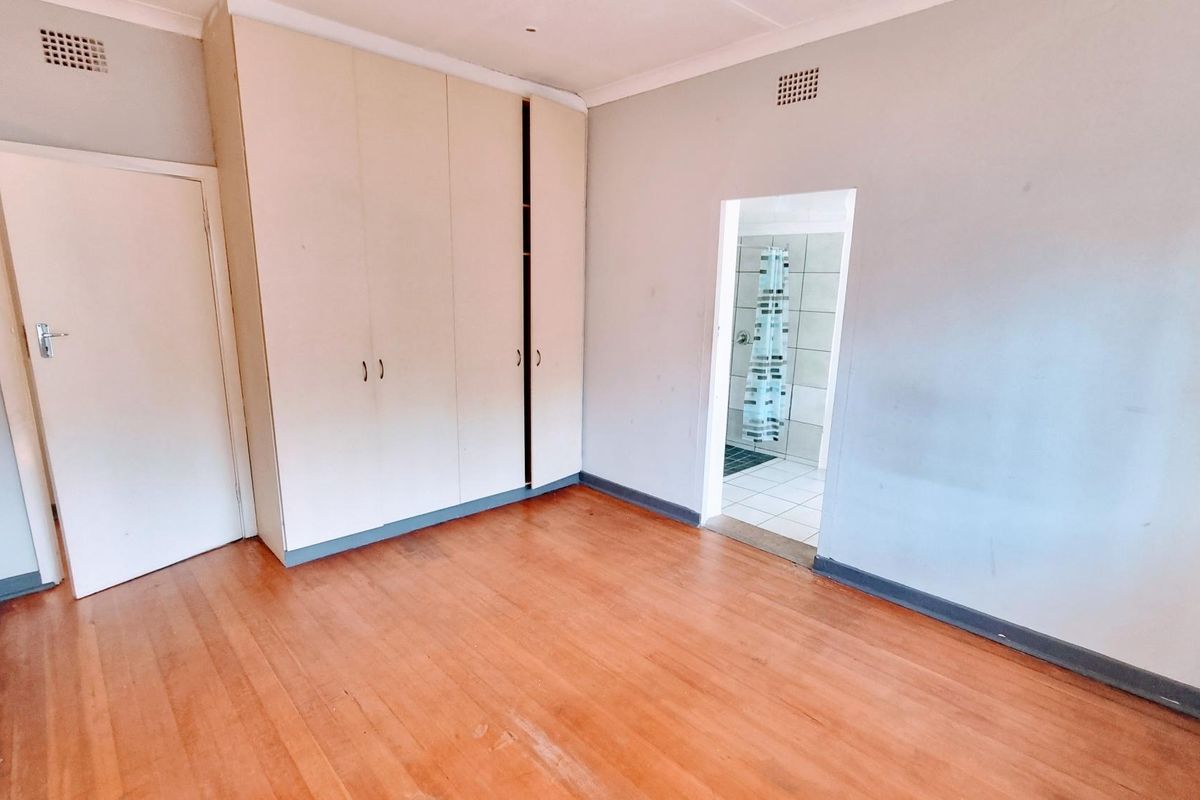 A WELL POSITION CORNER STAND HOUSE FOR SALE IN MELVILLE CLOSE TO CAMPUS SQUARE - Photo 4