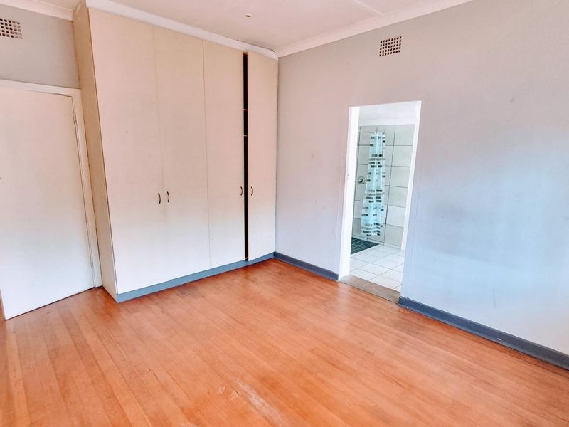 A WELL POSITION CORNER STAND HOUSE FOR SALE IN MELVILLE CLOSE TO CAMPUS SQUARE - Photo 4