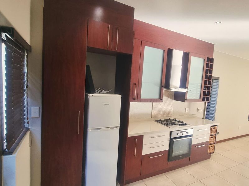 A CONTEMPORARY DOUBLE STOREY HOME FOR SALE IN BROADACRES FOR R 2,389,000 - Photo 4