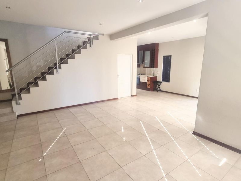 A CONTEMPORARY DOUBLE STOREY HOME FOR SALE IN BROADACRES FOR R 2,389,000 - Photo 8