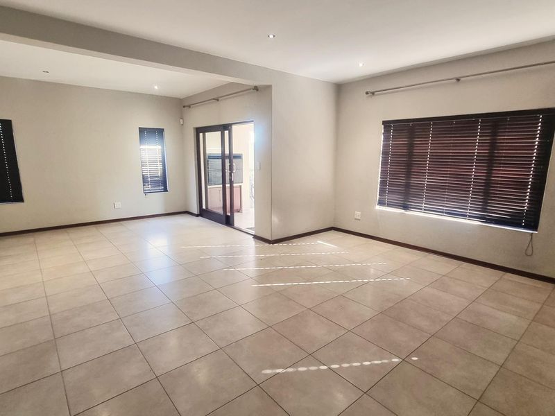 A CONTEMPORARY DOUBLE STOREY HOME FOR SALE IN BROADACRES FOR R 2,389,000 - Photo 7