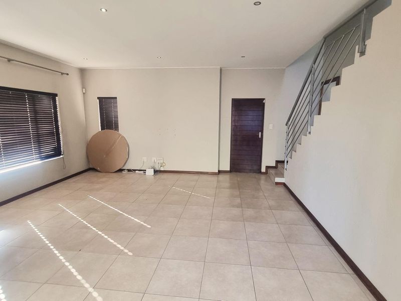 A CONTEMPORARY DOUBLE STOREY HOME FOR SALE IN BROADACRES FOR R 2,389,000 - Photo 6