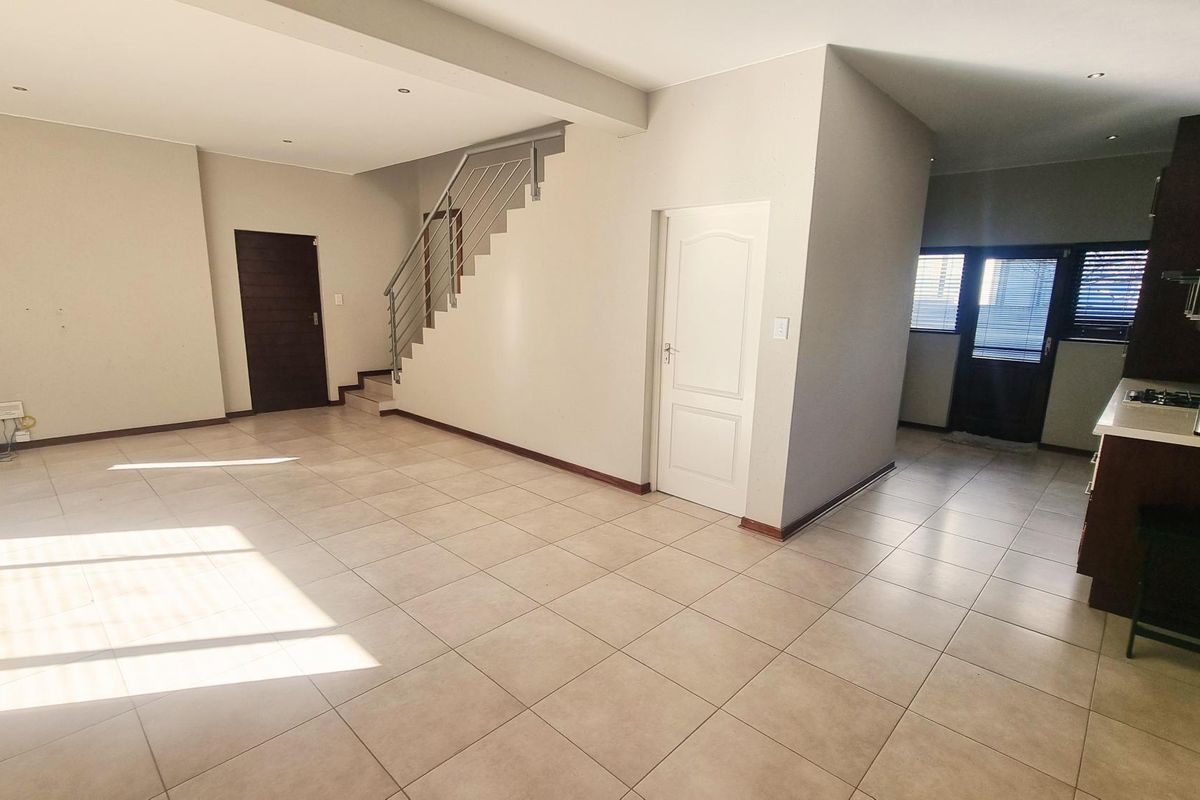 A CONTEMPORARY DOUBLE STOREY HOME FOR SALE IN BROADACRES FOR R 2,389,000 - Photo 2