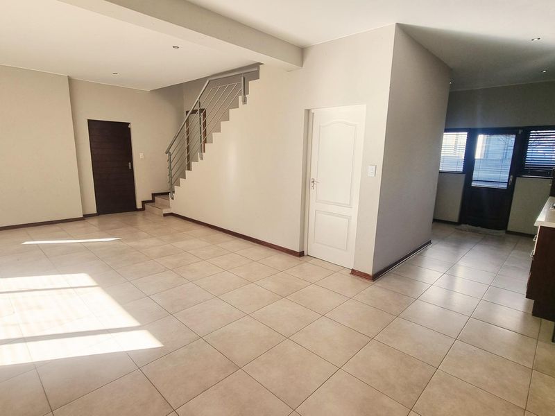 A CONTEMPORARY DOUBLE STOREY HOME FOR SALE IN BROADACRES FOR R 2,389,000 - Photo 2